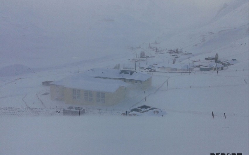 В Хыналыге крыша здания школы осела под тяжестью снега - ФОТО