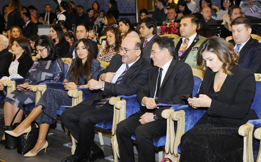 Вице-президент Фонда Гейдара Алиева Лейла Алиева посмотрела премьеру спектакля Маленький принц  - ФОТО