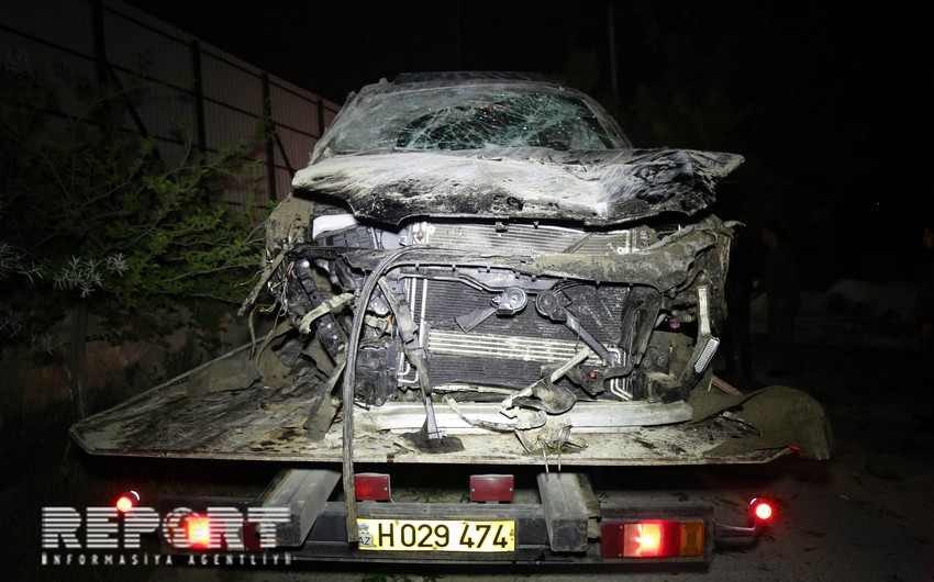 В столице легковой автомобиль перевернулся, столкнувшись с препятствием, трое ранены - ФОТО
