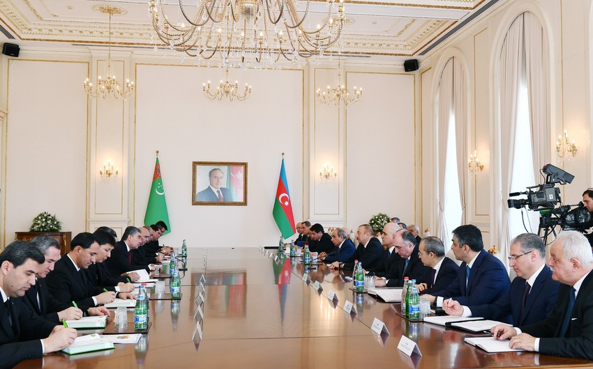 Azerbaijani, Turkmen presidents hold expanded meeting