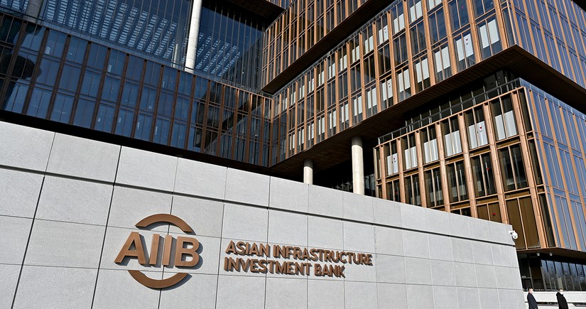 AIIB Azərbaycanla günəş enerjisi sahəsində ilk sazişini imzalayıb