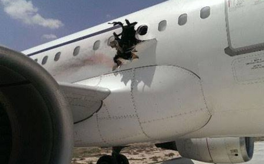 На борту летевшего из Сомали пассажирского самолета произошел взрыв - ВИДЕО