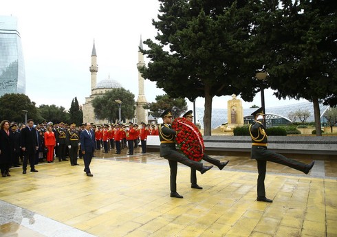 Сотрудники посольства посетили Монумент турецким воинам в Баку