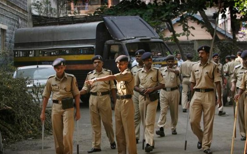 ​Hindistanda naməlum silahlıların açdığı atəş nəticəsində 2 nəfər ölüb, 7 nəfər yaralanıb