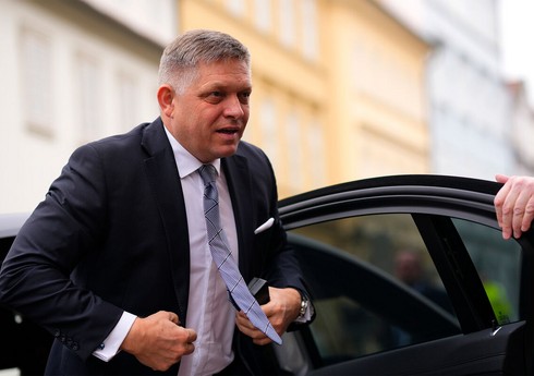 Премьер Словакии в первый раз после покушения пришел на заседание кабмина