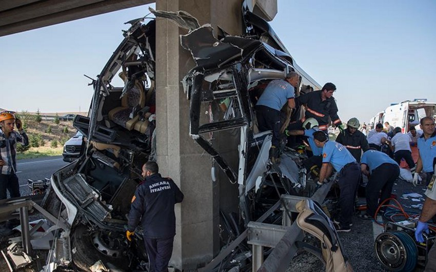 В Турции пассажирский автобус ударился о мост, 5 человек погибли, много раненых