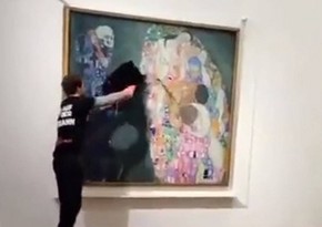 Climate activists attack glass screen protecting Klimt painting in Vienna