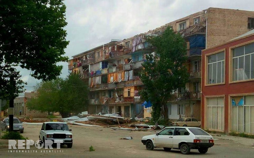 В Гяндже сильный ветер обрушил крышу жилого здания и балконы квартир - ФОТО