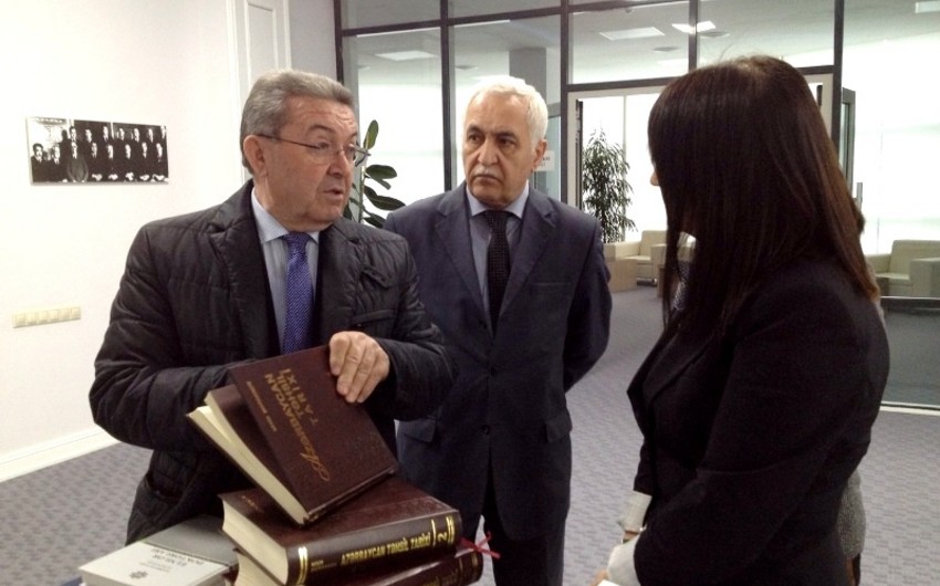 ​Мисир Марданов подарил книги Центральной научной библиотеке - ФОТО