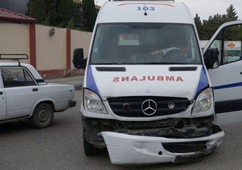 В Баку произошло ДТП с участием кареты скорой помощи