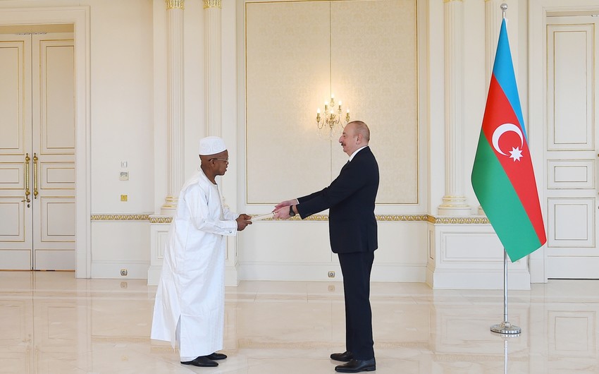 Президент Ильхам Алиев принял верительные грамоты новоназначенного посла Сьерра-Леоне