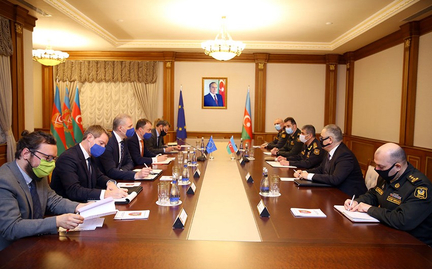 Министр обороны Азербайджана встретился со спецпредставителем ЕС