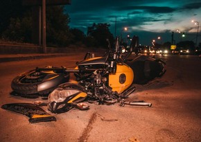 Bakıda avtomobil motosikletçini vuraraq xəsarət yetirib