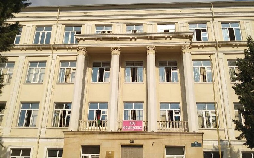 В Баку возобновлены очные занятия в закрытой из-за коронавируса школе