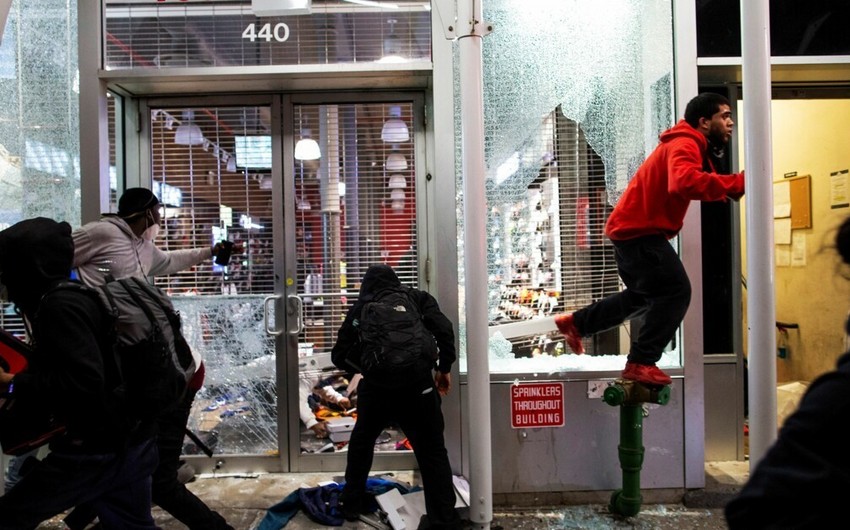 В Нью-Йорке протестующие грабят магазины