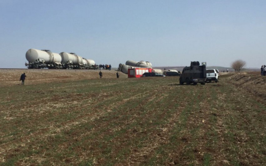 На железной дороге в Турции совершен теракт, 10 вагонов сошли с рельсов