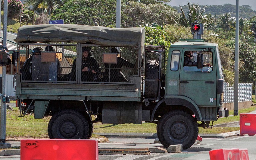 Французских туристов начали эвакуировать из Новой Каледонии