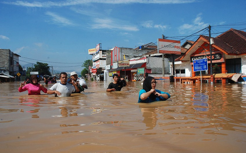 В Индонезии жертвами оползней и наводнений стали 16 человек