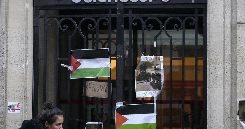 Paris Sciences Po students block institute entrance in support of Palestine