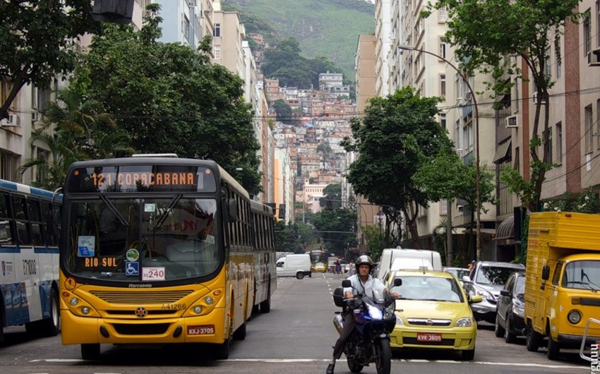 ​Автобус с журналистами протаранил несколько машин и дорожные ограждения в Рио