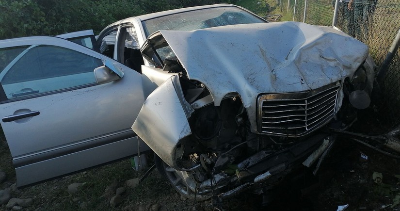 Bakıda “Mercedes” yol kənarındakı maneəyə çırpılıb, üç nəfər ölüb