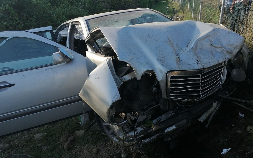 В Баку автомобиль врезался в ограждение, погибли три человека