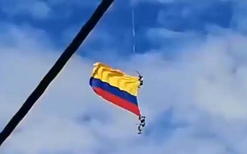 Kolumbiyada aviaşou zamanı iki hərbçi yüksəklikdən yerə düşüb - VİDEO