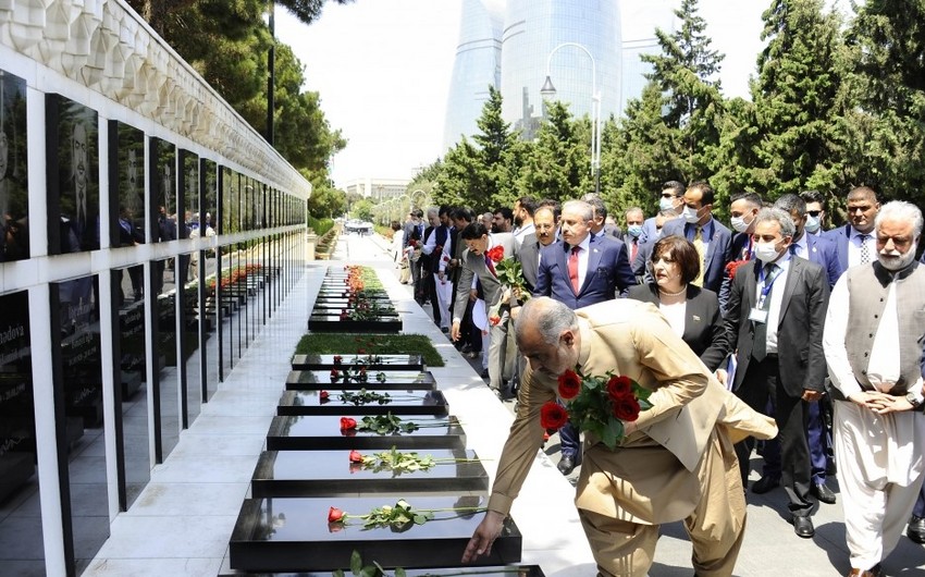 Спикеры парламентов Турции и Пакистана посетили Аллею почетного захоронения в Баку