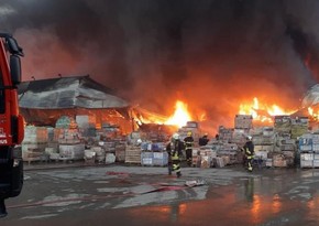 В Баку произошел пожар в магазине стройматериалов