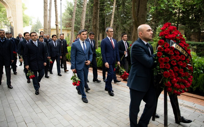 Коллектив AzerGold и его дочерних компаний посетил могилу Гейдара Алиева