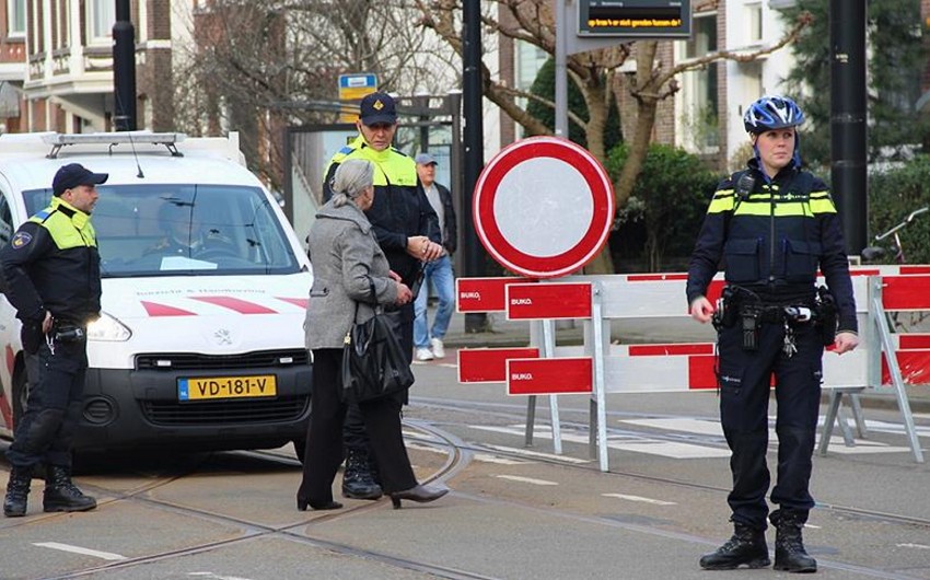 Türkiyəli nazirin maşını Hollandiya polisi tərəfindən saxlanılıb