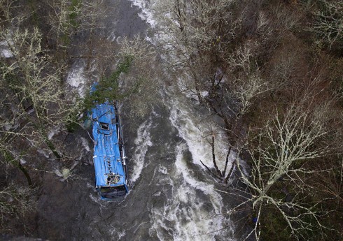 Шесть человек погибли в Испании в результате падения автобуса в реку
