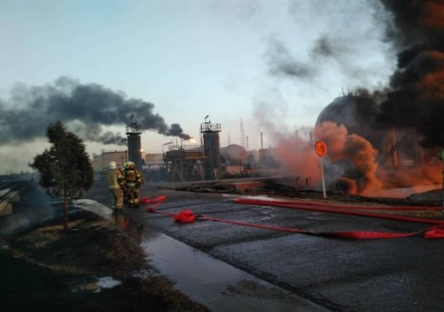 В центральной части Ирана вспыхнул пожар на нефтяном заводе