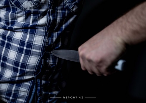 В Баку мужчину ударили ножом в грудь