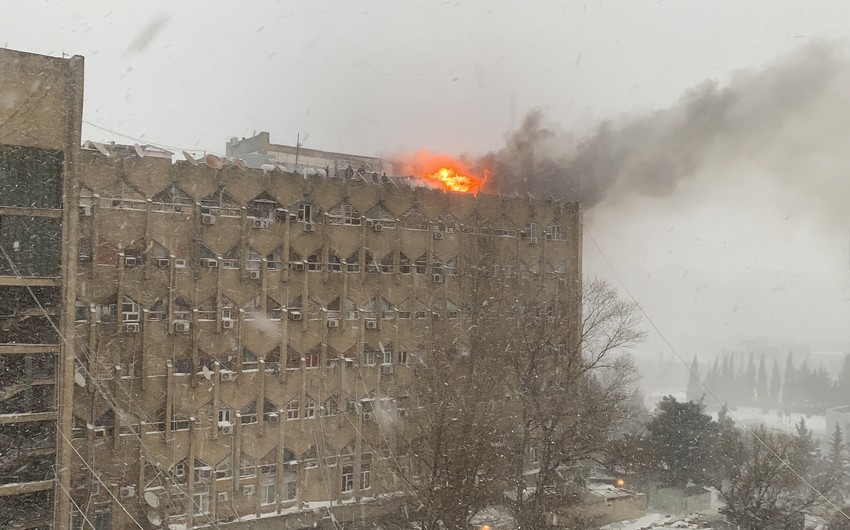 В Баку горит жилой дом
