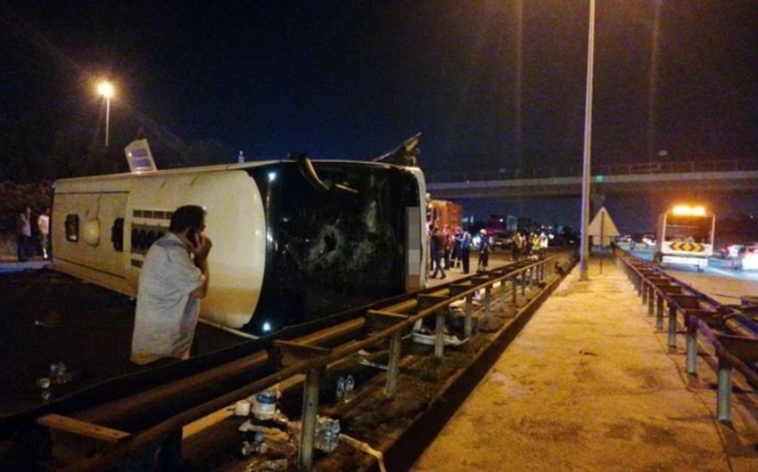 В Турции пассажирский автобус попал в ДТП, есть погибшие и раненые 