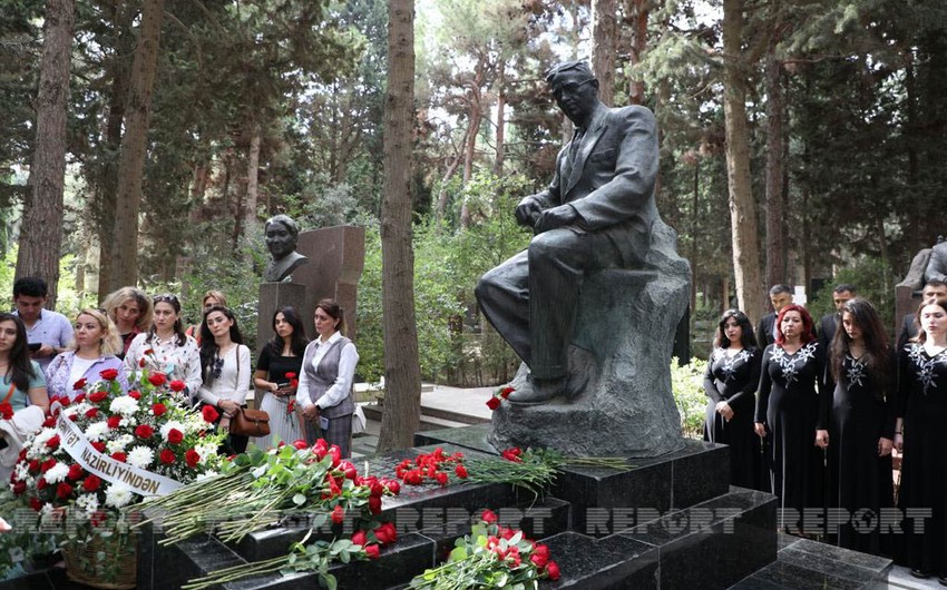 Üzeyir Hacıbəylinin məzarı ziyarət olunub