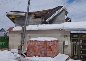 Сильный снегопад в Шамахинском районе разрушил крышу дома