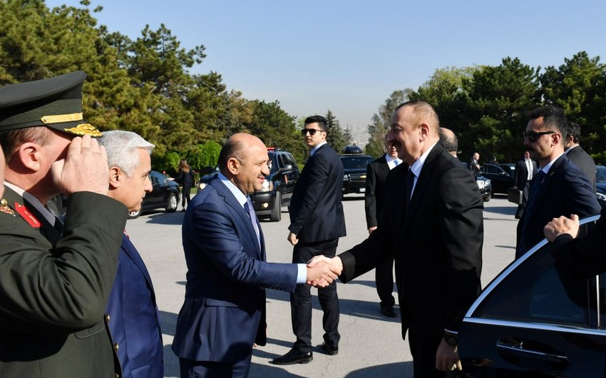 Prezident İlham Əliyev Ankarada Anıtqəbiri ziyarət edib