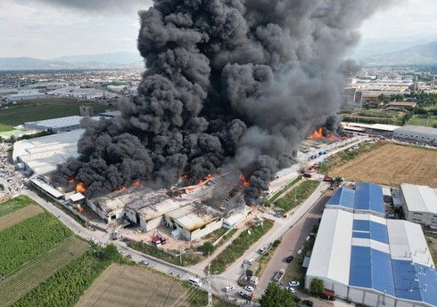 В Турции горят две фабрики