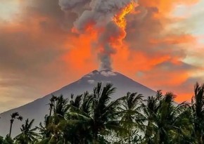 В Индонезии вулкан Ибу повторно выбросил пепел