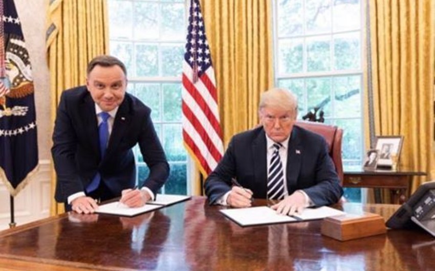 Польский канал уволил сотрудника за унизительное фото Дуды с Трампом
