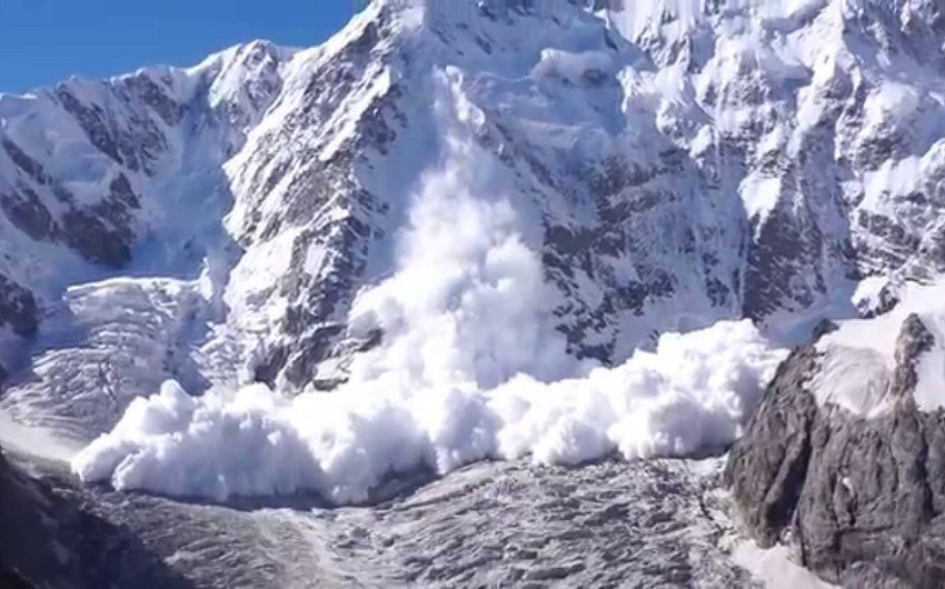 В Монголии погибли 10 альпинистов после схода лавины