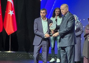 Эрдоган наградил азербайджанца, собиравшего помощь для жителей зоны бедствия в Турции