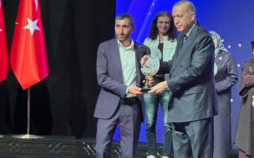 Эрдоган наградил азербайджанца, собиравшего помощь для жителей зоны бедствия в Турции