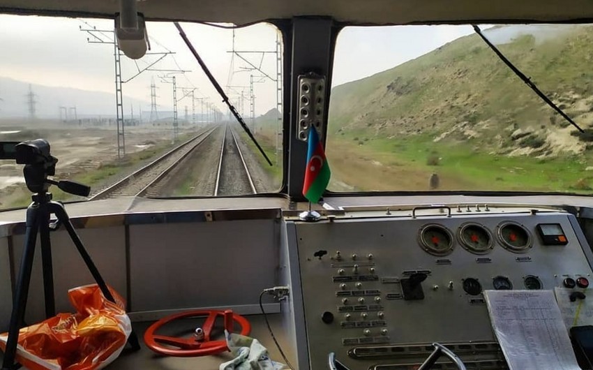 Bakıda avtomobil elektrovozla toqquşub, ölən və yaralanan var