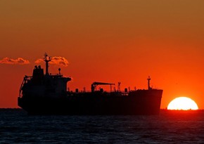 CNN: Таинственный флот из 600 танкеров помогает России поставлять нефть 