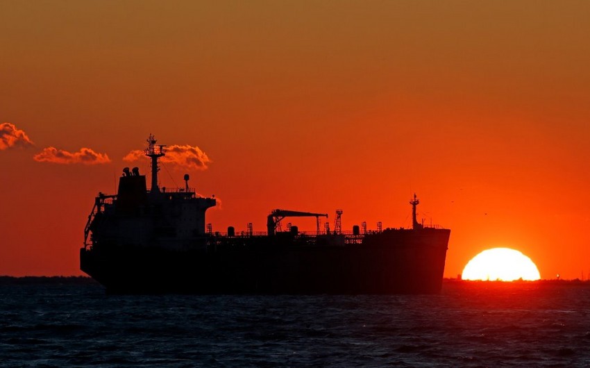 CNN: Таинственный флот из 600 танкеров помогает России поставлять нефть 