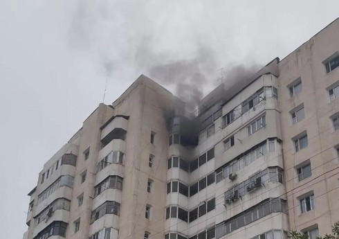 В Бишкеке из горящего дома спасли 10 человек, еще 50 эвакуировали