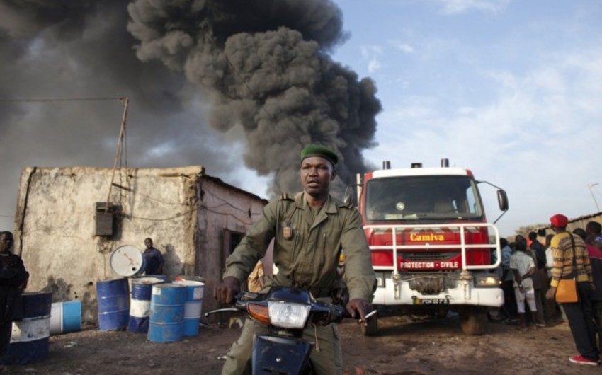 Nigeriyada benzin daşıyan avtomobil partlayıb, onlarla ölü və yaralı var